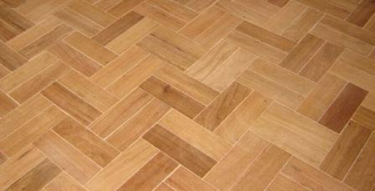 Piso com tacos de madeira na Kapor